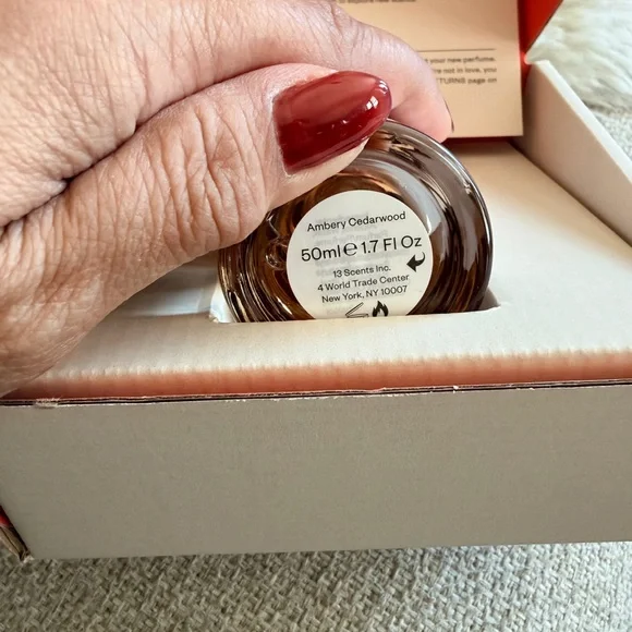 Dossier Ambery Cedarwood Perfume - Picture 3 of 3